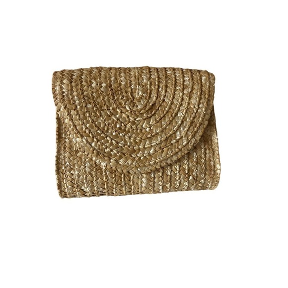 Straw Clutch Perfect for Summer! - Picture 1 of 6